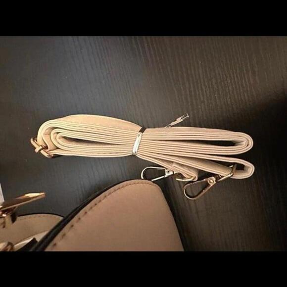 Chic Feline Charm Crossbody Bag - Purr-fect Accessory - Picture 4 of 4